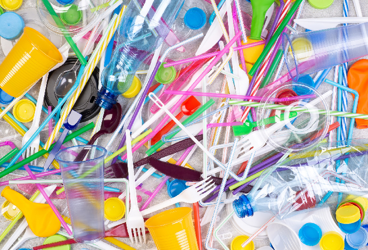 Este domingo entrará en vigencia la ley que prohíbe los plásticos de un solo uso