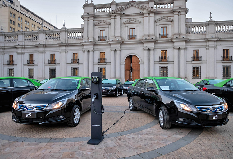 Empiezan a circular los primeros taxis eléctricos: ayudarán a descontaminar la RM