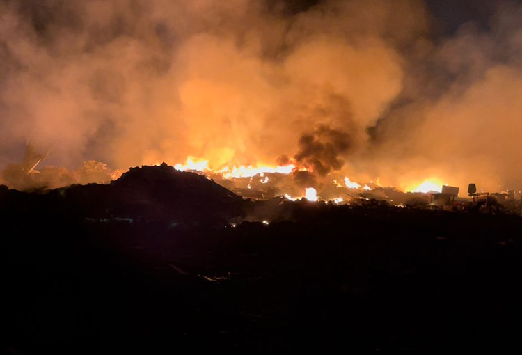 Incendio en ex vertedero de Antofagasta sigue activo y se suman esfuerzos para su control