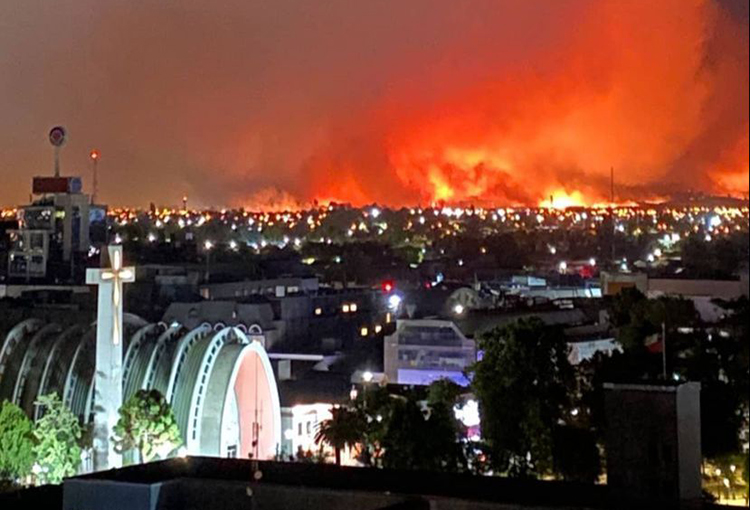 Incendios forestales en zona centro sur ya han afectado un centenar de viviendas y 8.000 hectáreas