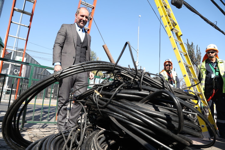 Parte plan de ordenamiento y retiro de cables en desuso en todo Chile