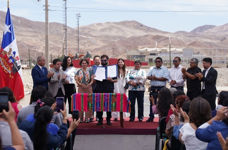 Presidente Boric firma decretos que crean la Red de Salares Protegidos de Atacama