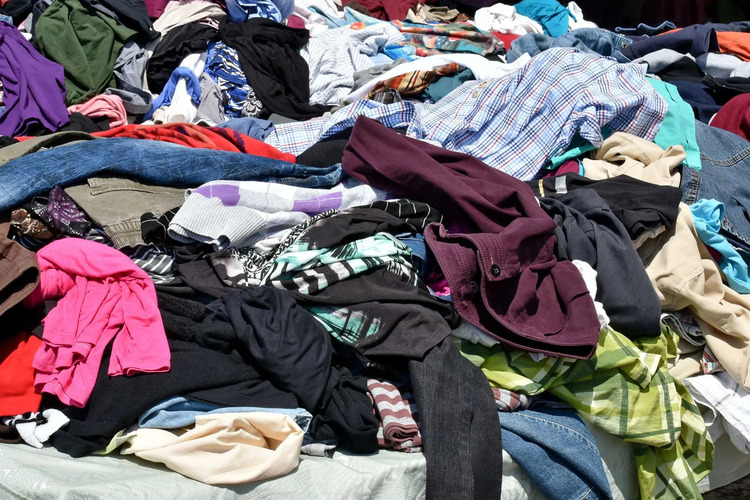 Con bacterias y hongos tratarán residuos textiles en región de Valparaíso