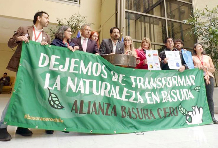 Buscan regular por primera vez las sustancias químicas peligrosas presentes en los plásticos