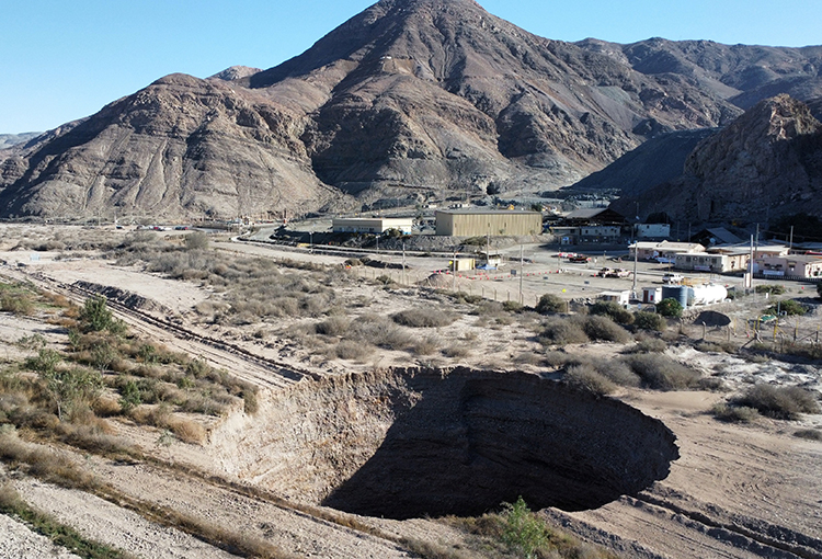 SMA investiga nueva filtración de agua en zona afectada por socavón en Tierra Amarilla