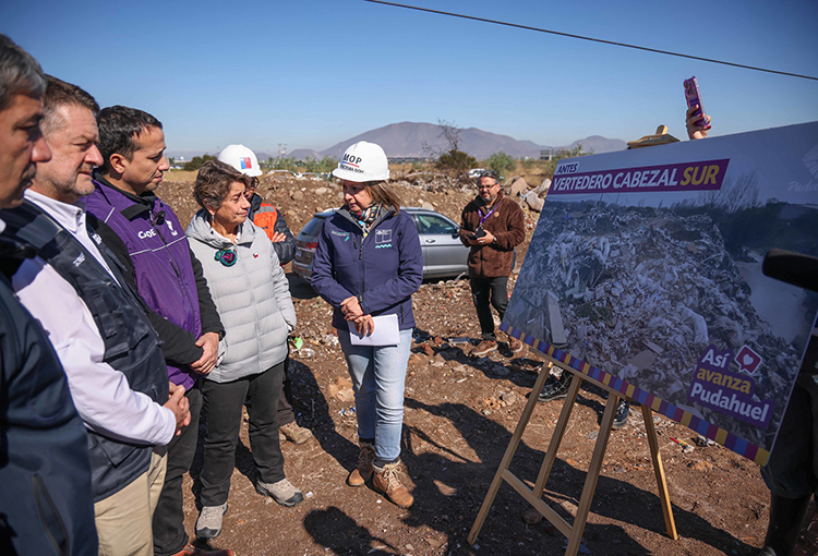 Más de 2.400 toneladas de basura ha retirado el MOP desde el río Mapocho en Pudahuel