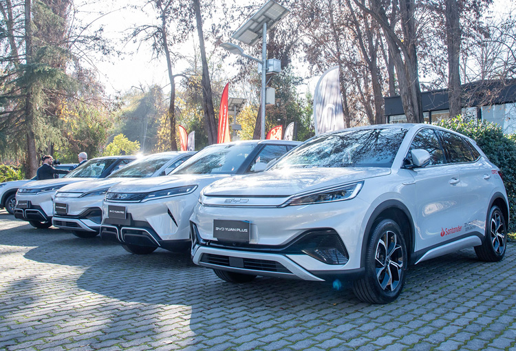 Santander Chile renovó su flota de vehículos y avanza en su plan de electromovilidad