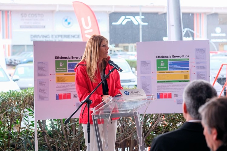 Presentan nueva etiqueta de EE vehicular con cifras de consumo más reales y transparentes