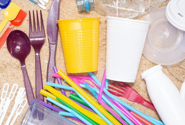 A último trámite proyecto de ley que prohibirá utensilios plásticos de un solo uso