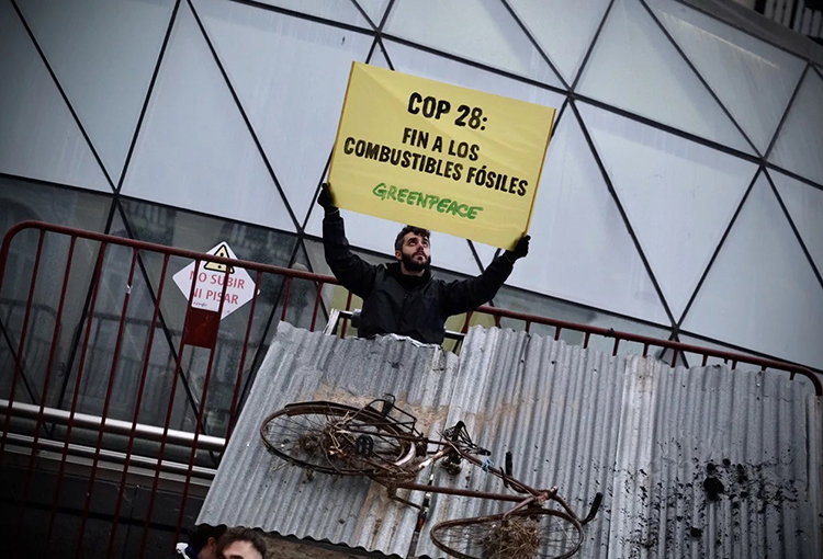 COP28 propone balance global que endurece el lenguaje contra los combustibles fósiles